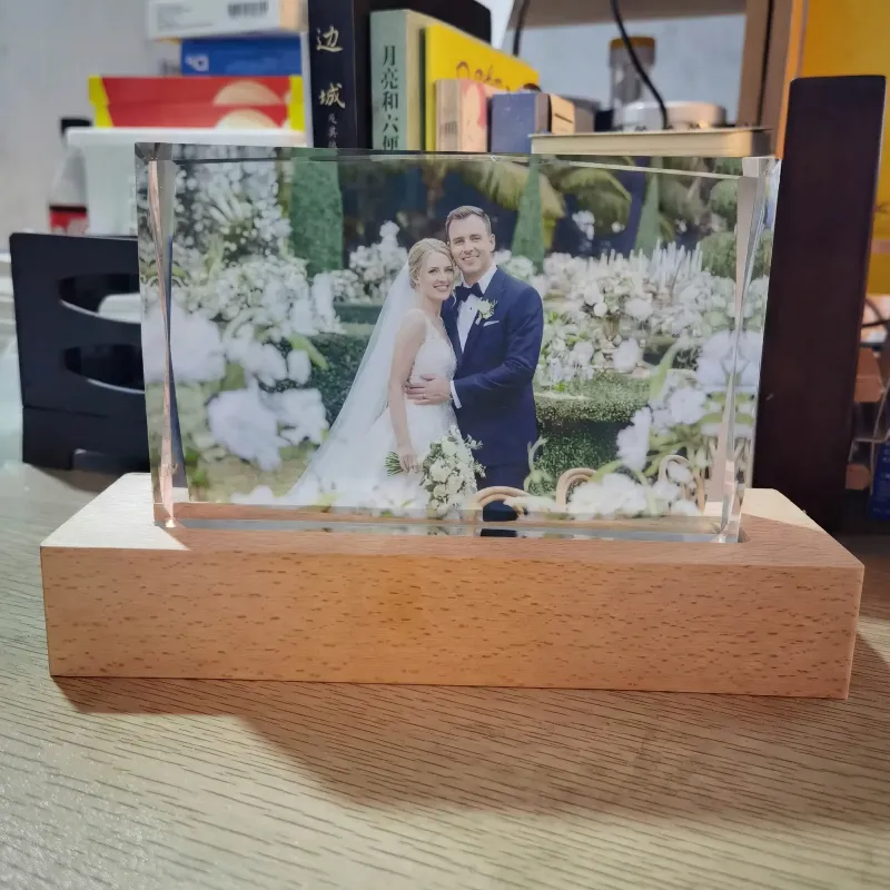 定制3D激光雕刻水晶相框，配LED木质底座 - 个性化纪念礼物