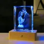 Cadre photo en cristal gravé au laser 3D avec socle en bois et éclairage LED - Cadeau commémoratif personnalisé
