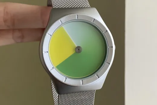 Ras le bol des montres ennuyeuses ! Ce truc qui change de couleur m'a sauvé