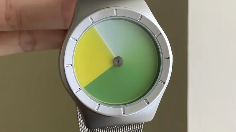 Ras le bol des montres ennuyeuses ! Ce truc qui change de couleur m'a sauvé
