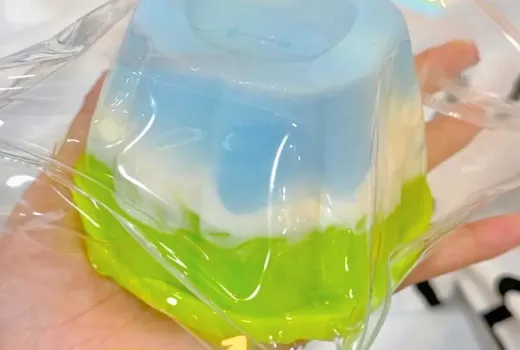 拆解测评：网上的慢回弹玩具都是智商税？我把这个爆款草莓蛋糕捏了几千次