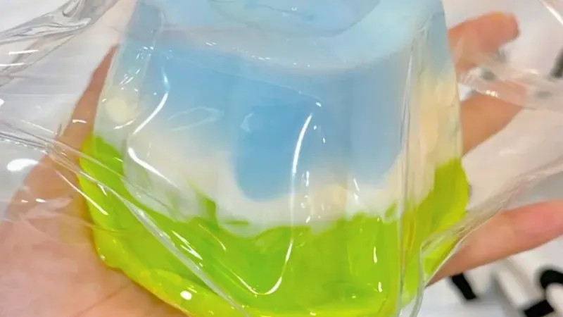 拆解测评：网上的慢回弹玩具都是智商税？我把这个爆款草莓蛋糕捏了几千次