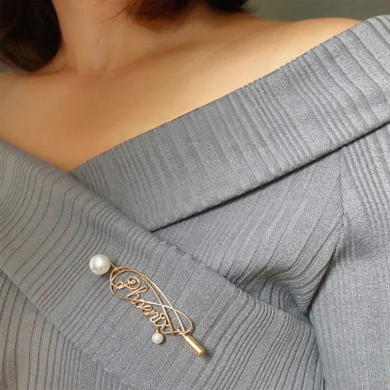 个性化珍珠名字胸针 - 定制字母首字母徽章 14K 包金优雅珠宝礼物