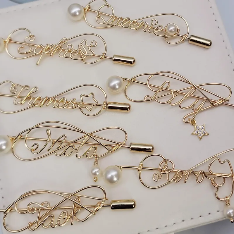 个性化珍珠名字胸针 - 定制字母首字母徽章 14K 包金优雅珠宝礼物