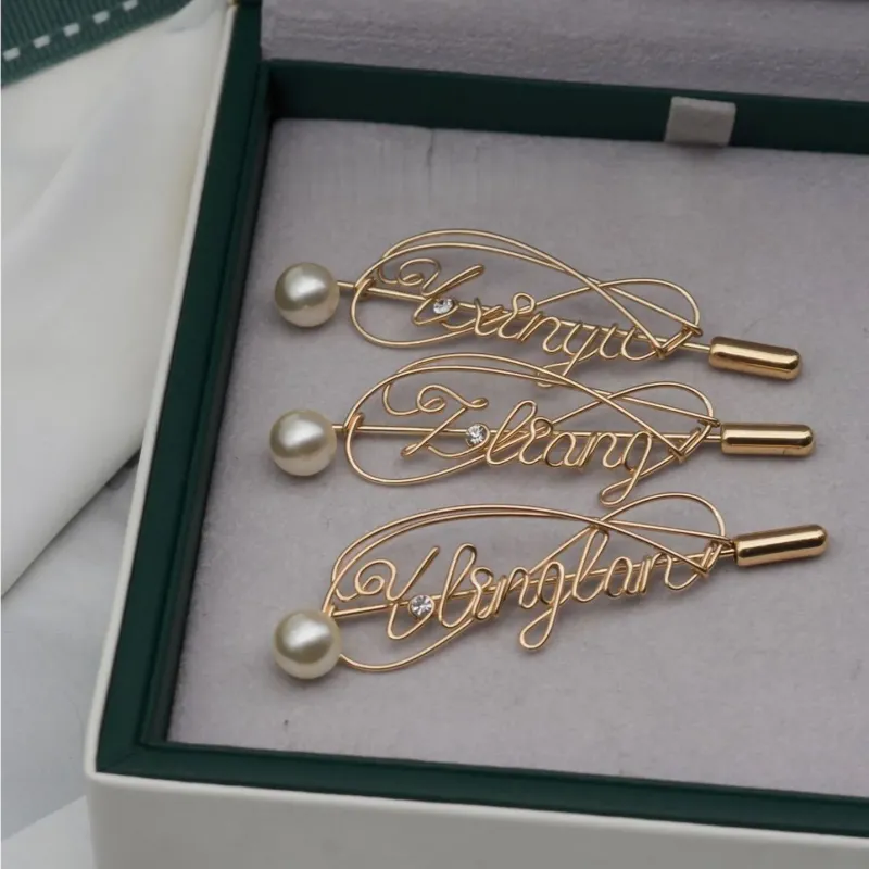 个性化珍珠名字胸针 - 定制字母首字母徽章 14K 包金优雅珠宝礼物