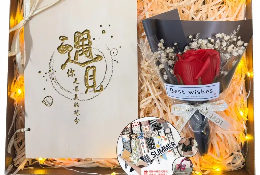 Sie haben Schwierigkeiten mit der Planung Ihres 5. Hochzeitstags? Warum eine individuell gestaltete Holzkarte das perfekte ?Holzgeschenk“ ist.