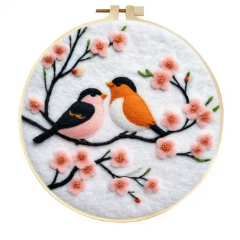 Décoration murale artisanale en feutre de laine représentant un couple d'oiseaux amoureux en fleurs de cerisier