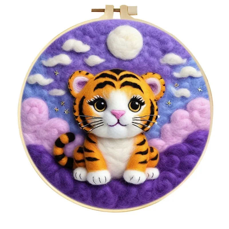 手工羊毛毡云月甜美小老虎婴儿房墙饰