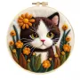 Décoration murale artisanale en feutre de laine avec couronne de marguerites, chat marron et blanc