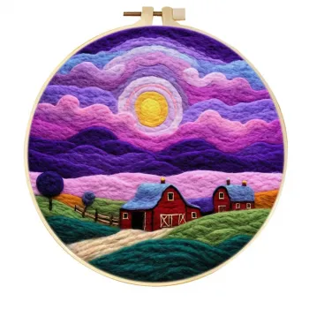 Décoration murale artisanale en feutre de laine représentant un coucher de soleil onirique avec deux granges jumelles et un paysage champêtre