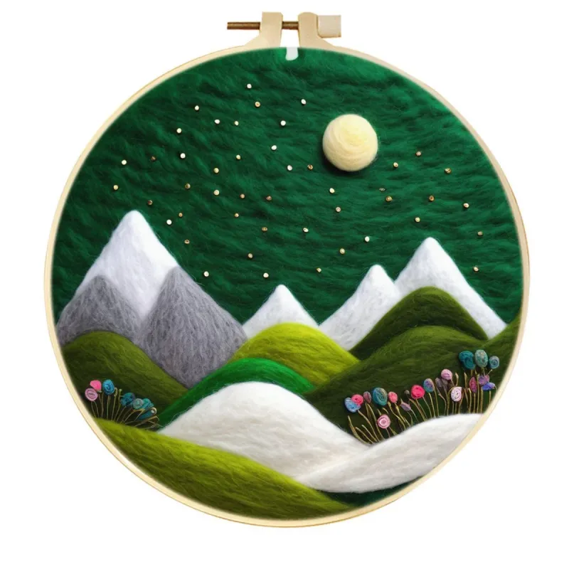 Декор для детской комнаты из шерстяного фетра ручной работы: Изумрудная ночь, звёздное небо, заснеженные вершины.