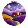Arte colgante de pared con paisaje de sendero de granja de lavanda y luna llena de fieltro de lana hecho a mano