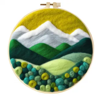 Настенное панно ручной работы из шерстяного войлока: золотистое небо, заснеженная горная долина.