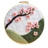 Arte colgante de pared con flores de cerezo en ladera verde, hecho a mano en fieltro de lana