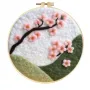 Arte colgante de pared con flores de cerezo en ladera verde, hecho a mano en fieltro de lana