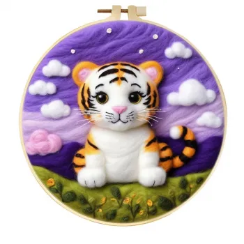 手工羊毛毡绿草地白虎幼崽墙饰