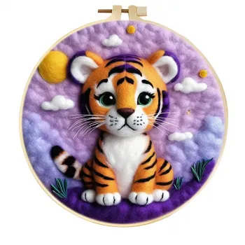 Декор для детской комнаты: настенное панно ручной работы из шерстяного войлока с изображением тигренка и лавандового солнца.