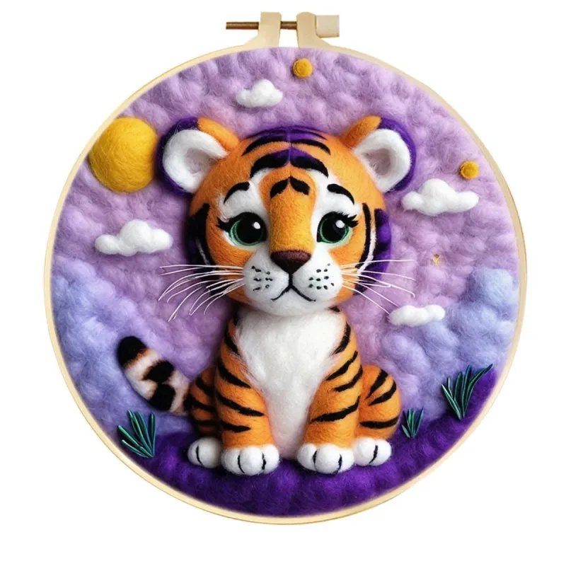 Декор для детской комнаты: настенное панно ручной работы из шерстяного войлока с изображением тигренка и лавандового солнца.