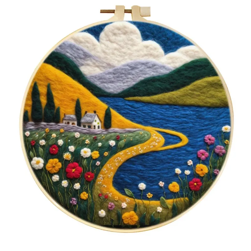 Декор для стен из шерстяного войлока ручной работы: пейзаж с горным озером и «Золотой тропой» в стиле коттеджа.