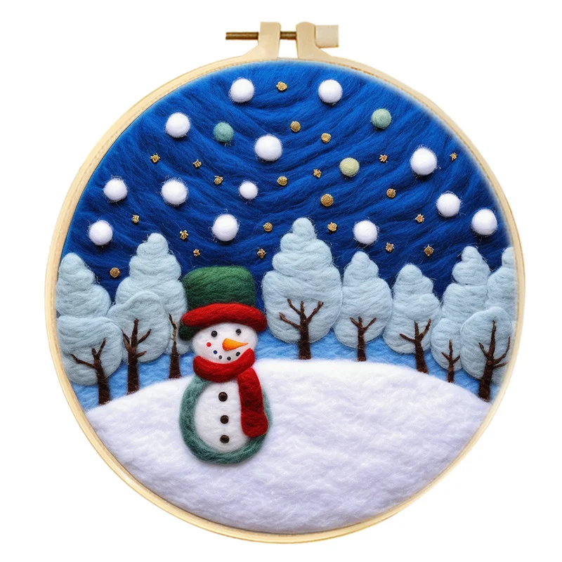 Декор для детской комнаты: снеговик из шерстяного фетра ручной работы, зимняя ночь, заснеженный лес.